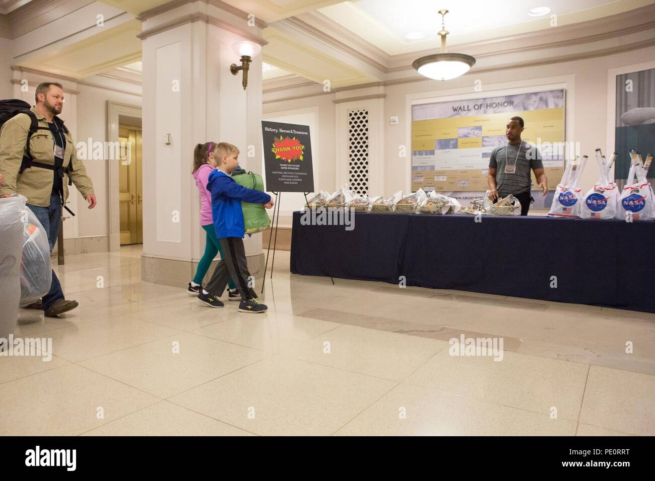 Während einer raum-themed sleepover an der National Archives in Washington, DC, im Februar 24-25, 2018, Unerschrockene Entdecker über die Geheimnisse der Raumfahrt mit ehemaligen space shuttle Astronaut Charles Bolden lernen; tauchen Sie ein in wertvollen Aufzeichnungen unserer Nation, einschließlich historischer NASA-Dateien; die National Archives Museum mit einer Schnitzeljagd zu erkunden; Schlaf in der Rotunde neben die Chartas der Freiheit; und ein Pancake Frühstück durch den Archivar der Vereinigten Staaten gedient. Stockfoto