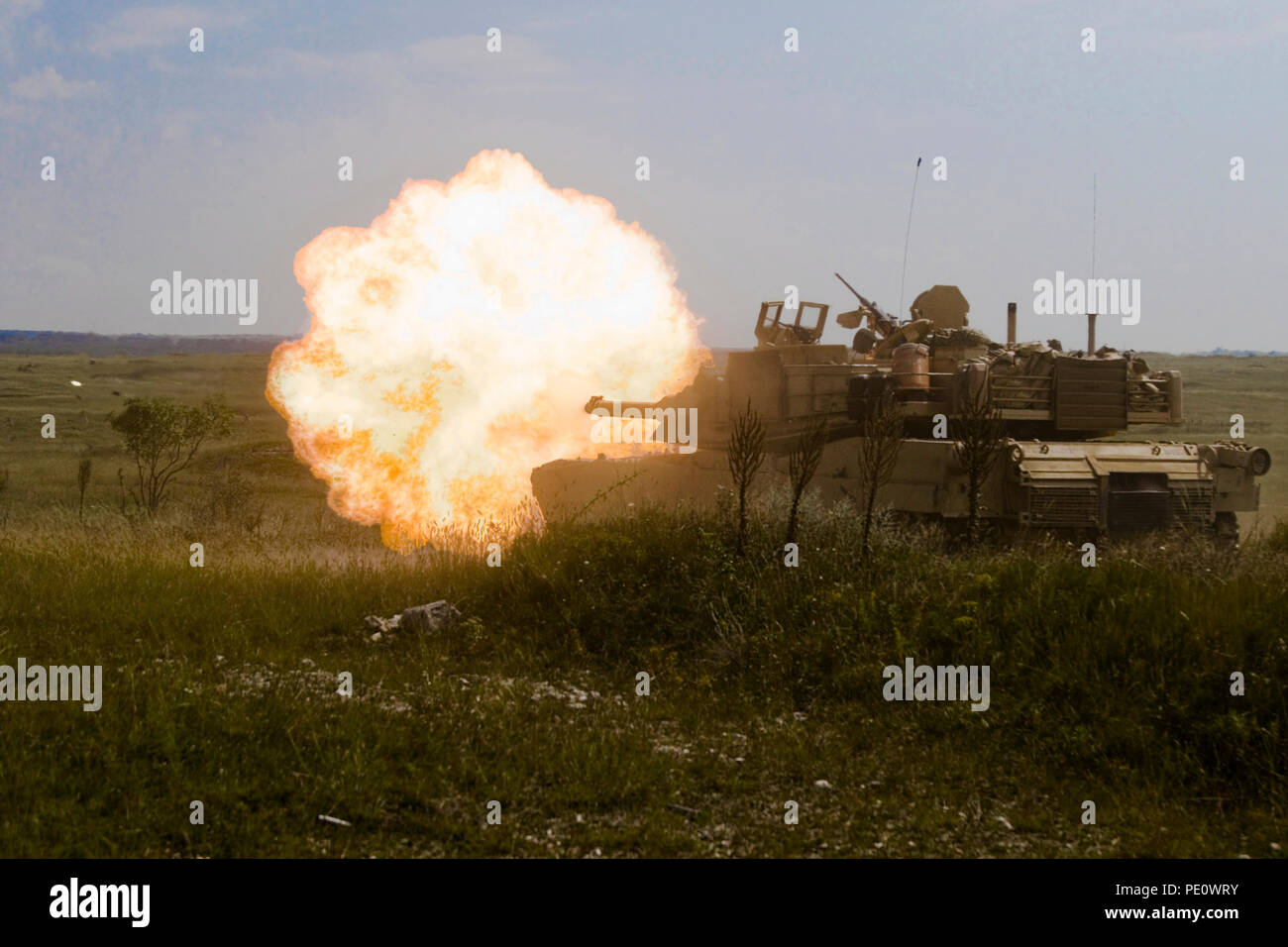 Eine M1A2 Abrams Panzer Comanche Truppe, 1st Squadron, 7th Cavalry Regiment, 1st Armored Brigade Combat Team, 1.Kavallerie Division, Brände während einer betrieblichen Ausbildung Beobachtungstag im zentralen Bereich Schulungen in Várpalota, Ungarn, Aug 3, 2018. Comanche Truppe eingeladen, der US-Botschafter in Ungarn David B. Cornstein, Bürgermeister aus den Städten rund um den Bereich Schulungen, ungarische Soldaten und lokalen ungarischen Medien Statische Displays und Demonstrationen von Fahrzeugen, Waffen, Ausrüstung und Fähigkeiten zu sehen. (U.S. Army National Guard Foto von Pfc. Jakob Hester-Heard, 382 Öffentliche Angelegenheiten Deta Stockfoto