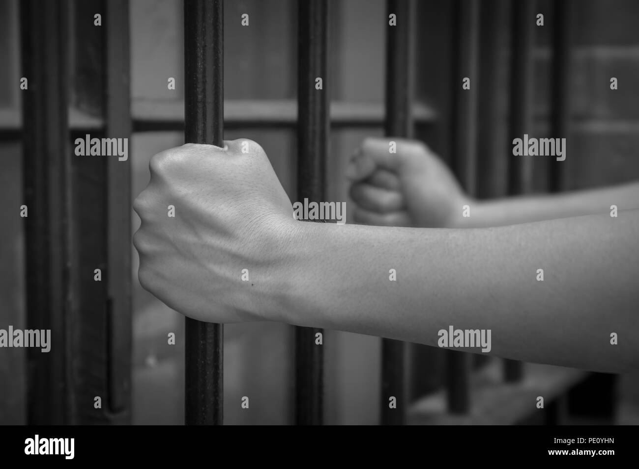 Lady Hand halten Gefängnis bar im Konzept des Menschenhandels und der Kriminalität Gefangener in schwarze und weiße Farbe und Raum kopieren Stockfoto