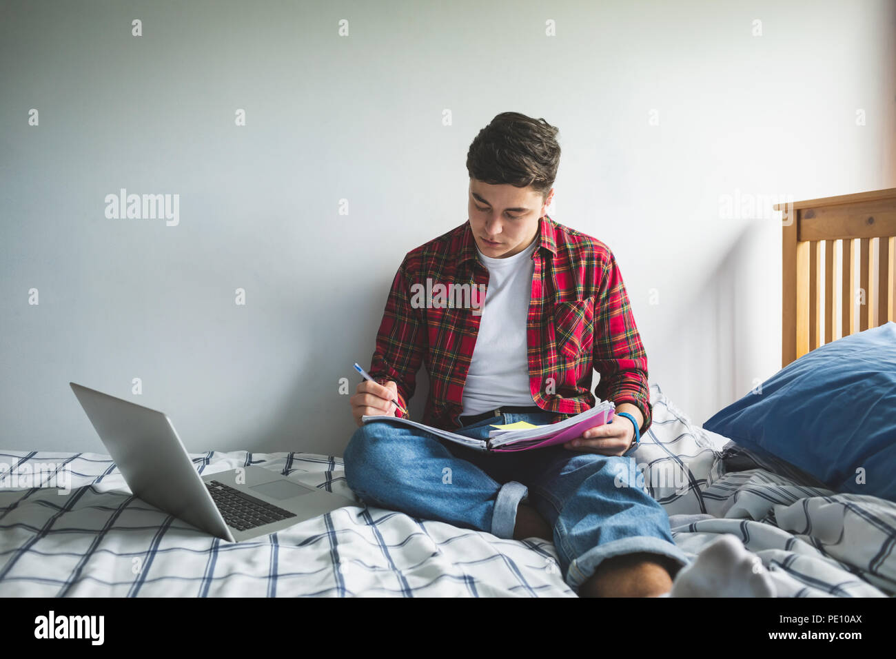 Mann von zu Hause aus arbeiten Stockfoto