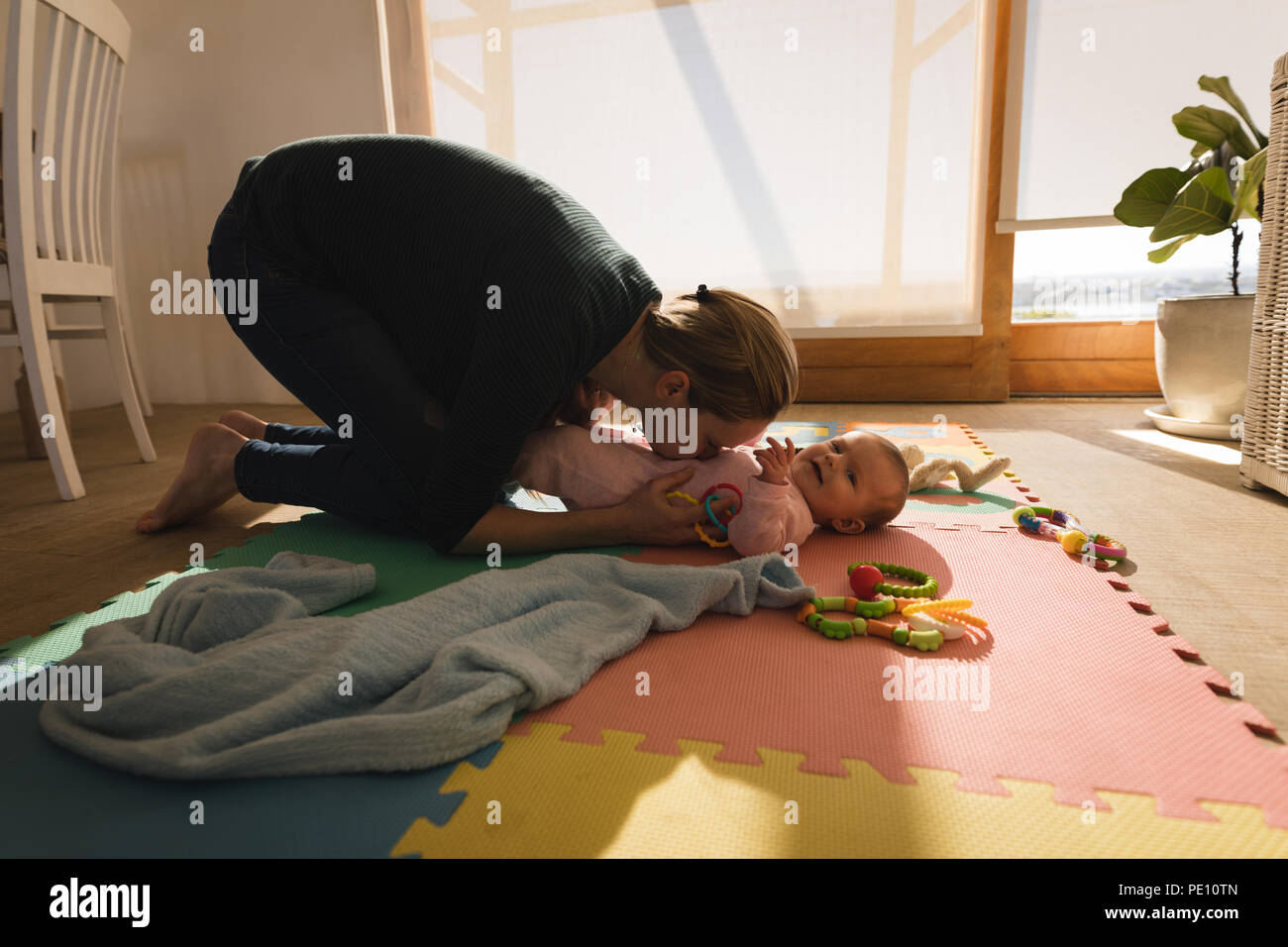 Mutter mit ihrem Baby spielen Stockfoto