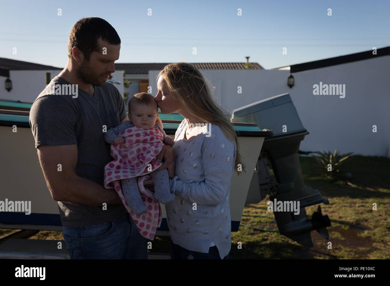 Eltern mit baby boy im Hinterhof Stockfoto