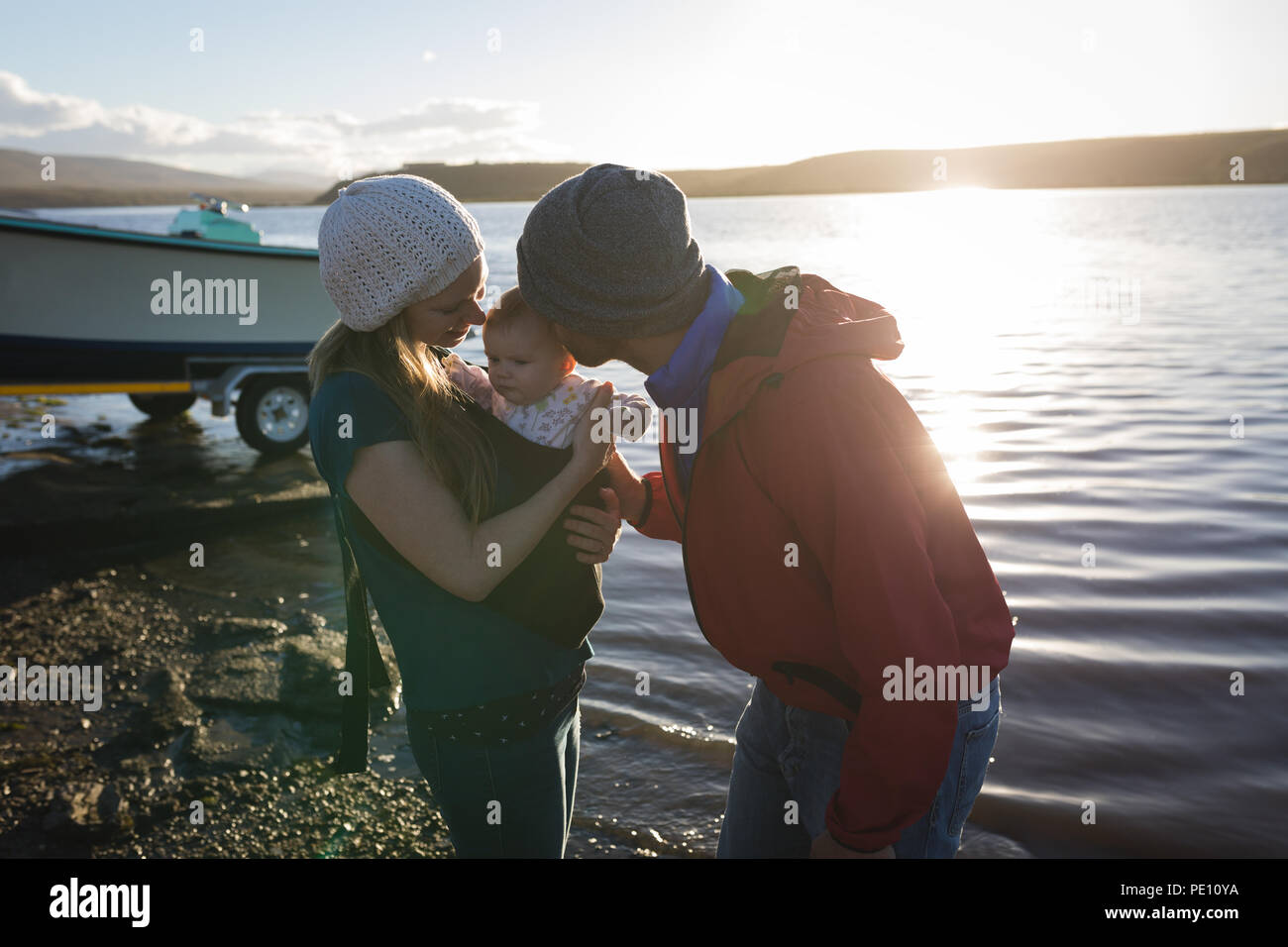 Eltern ihre Babys küssen Stockfoto