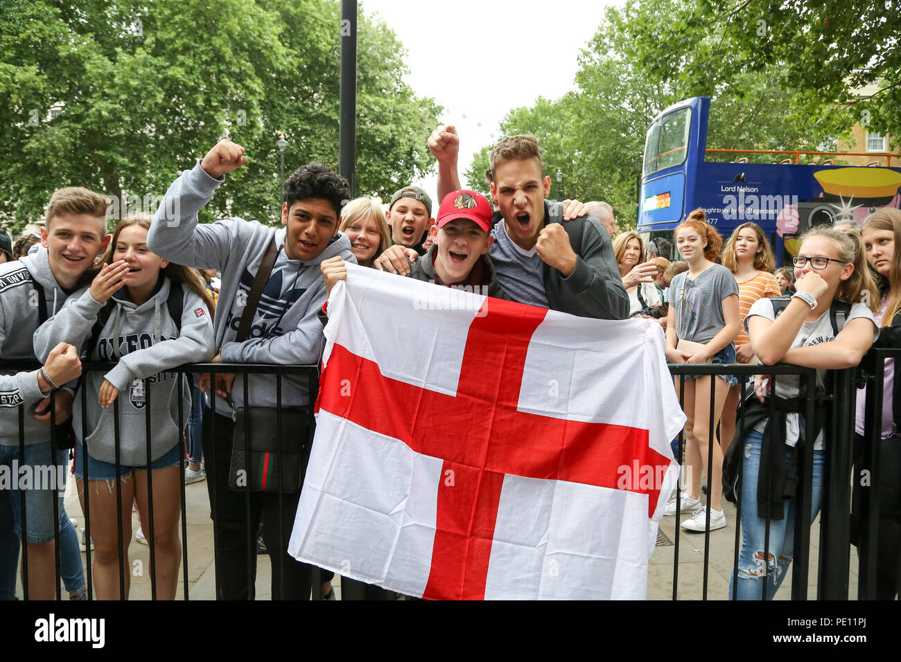 Deutsche Touristen Mit England Flagge Fur Das Englische