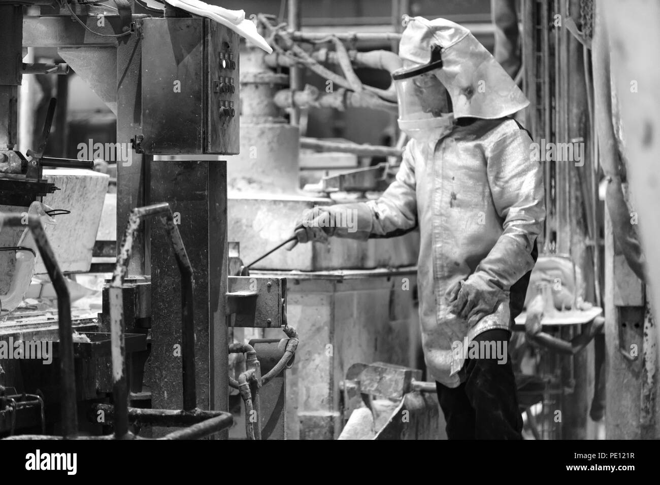 Aluminium Haus Arbeiter Entnahme von Proben, die Zusammensetzung zu analysieren, bevor Gießen Stockfoto