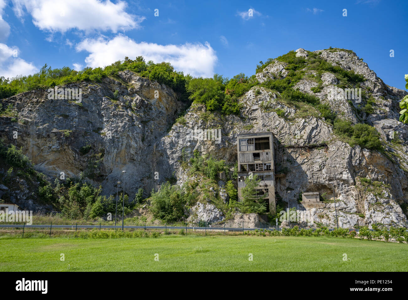 Alte mittelalterliche Festung Golubac andere Seite verlassenen Gebäude aus alten Mine, Serbien kann Stockfoto