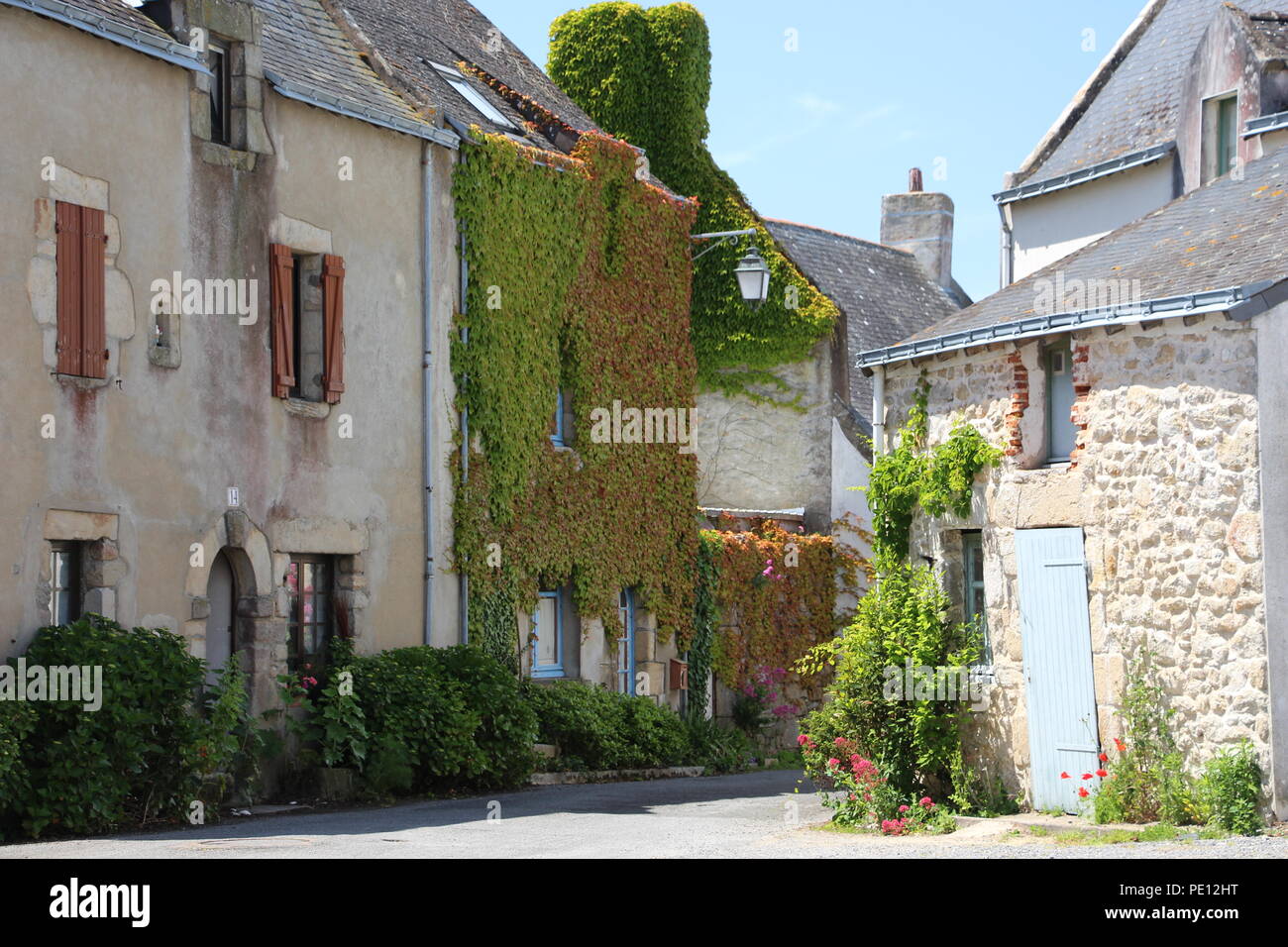 Altes Dorf mit Häusern aus Stein in der französischen Bretagne Stockfoto