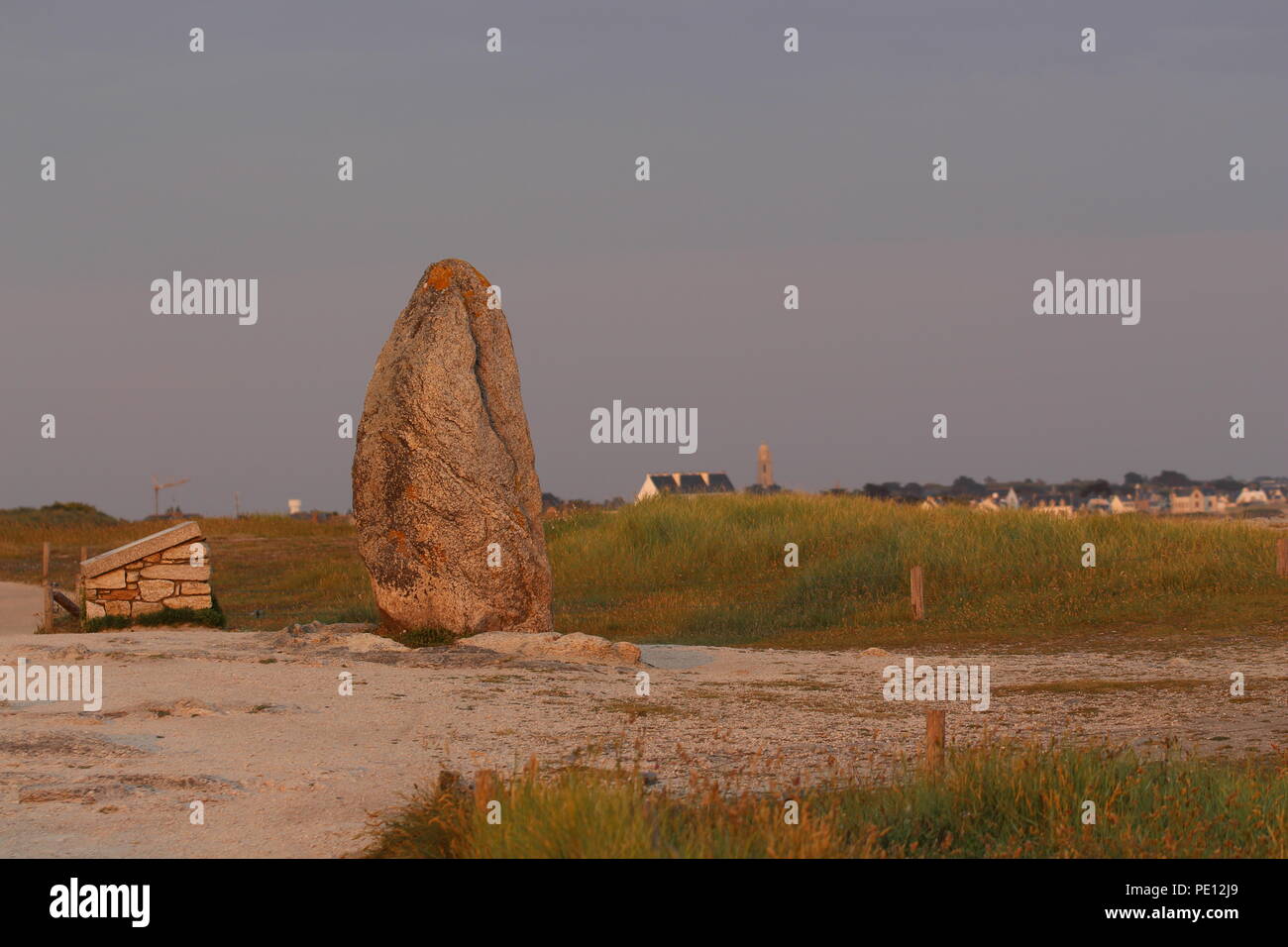 Menhir Stein in der französischen Bretagne Stockfoto