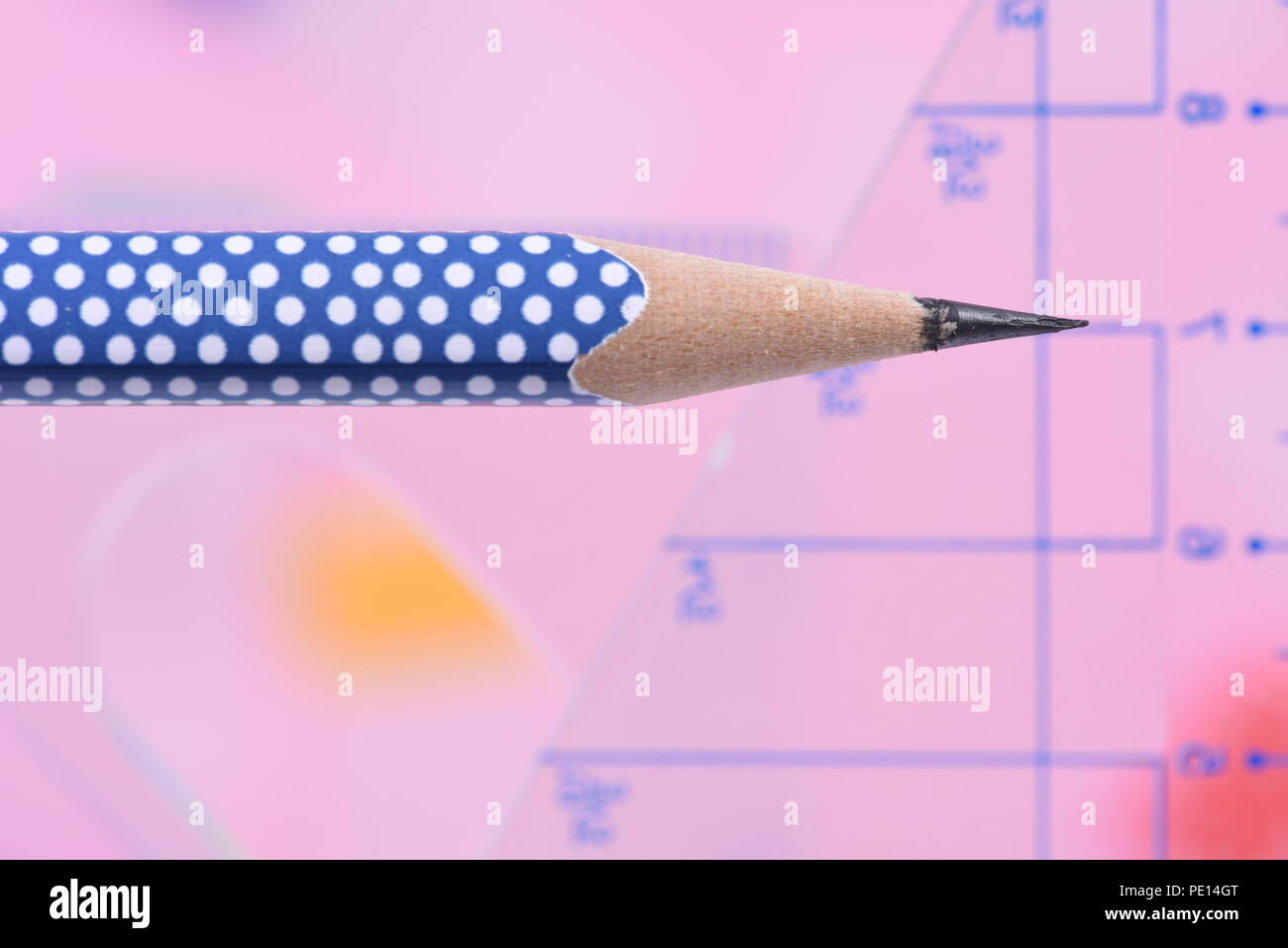 Bleistift mit Geometrie in Hintergrund, Zurück zur Schule Stockfoto