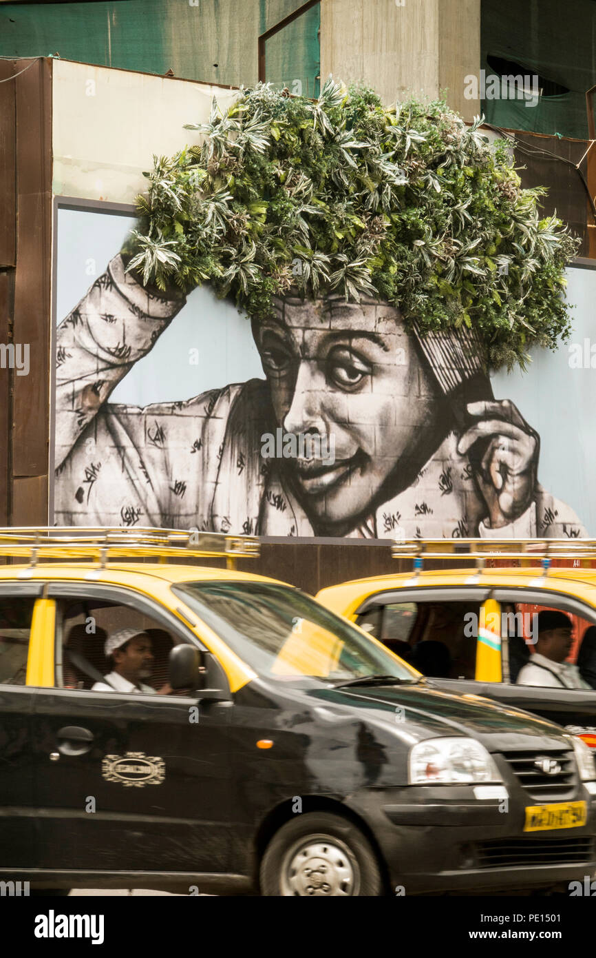 Taxis in Mumbai street scene mit einem wandbild an der Wand im Hintergrund Stockfoto