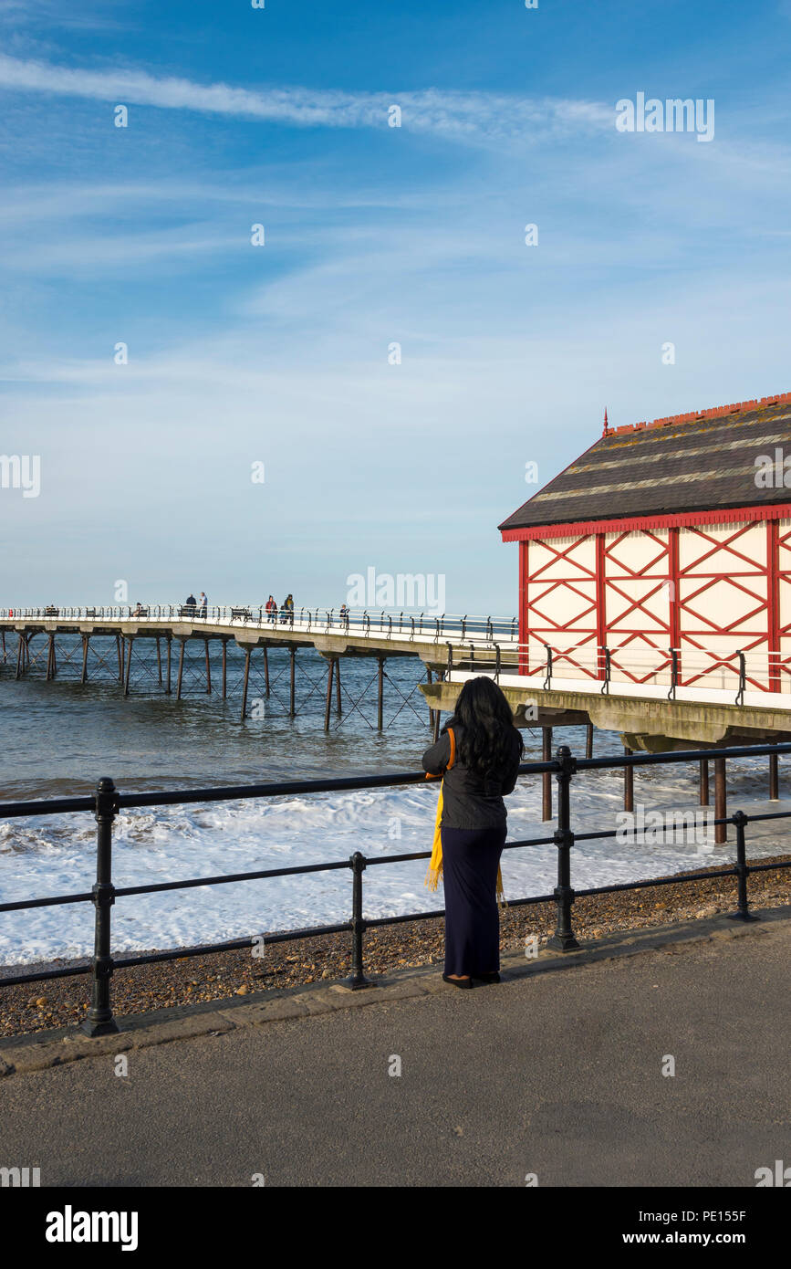 Frau mit Blick aufs Meer in Saltburn pier, Saltburn-by-the-Sea, North Yorkshire, England, Stockfoto