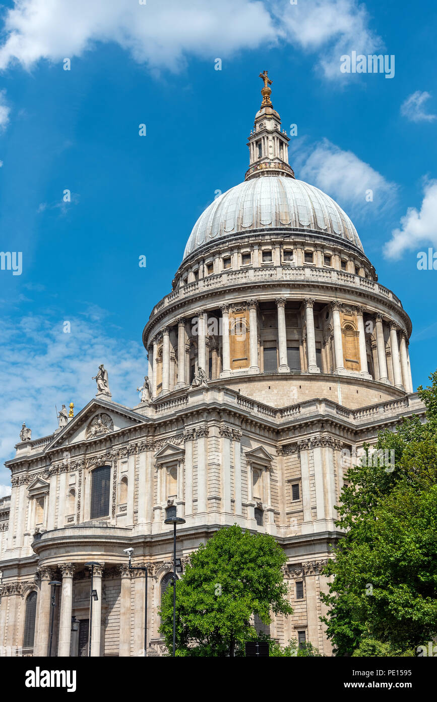 Die imposante St. Pauls Kathedrale in London an einem sonnigen Tag Stockfoto