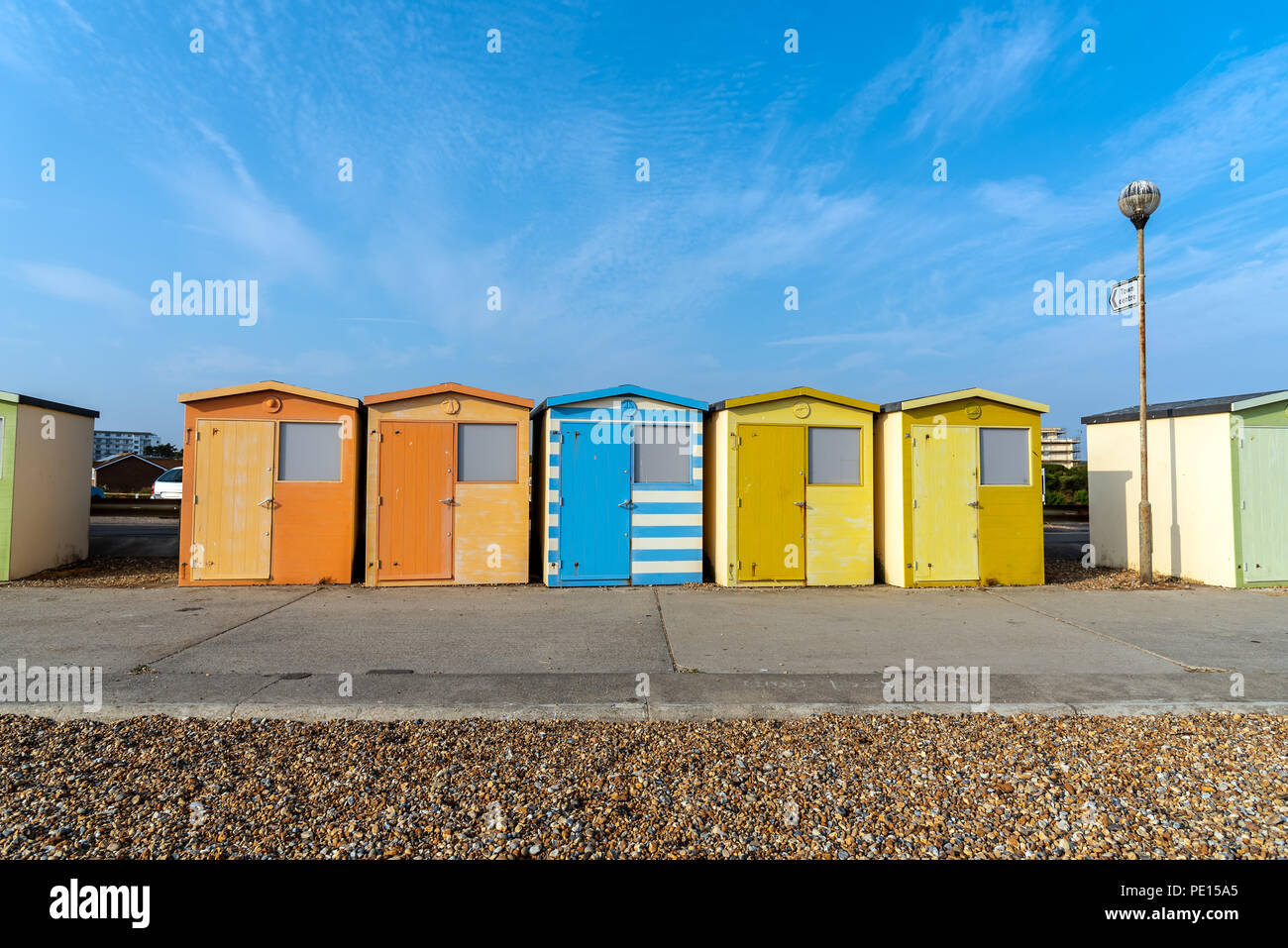 Bunte Badehäuschen in Seaford, England gesehen Stockfoto