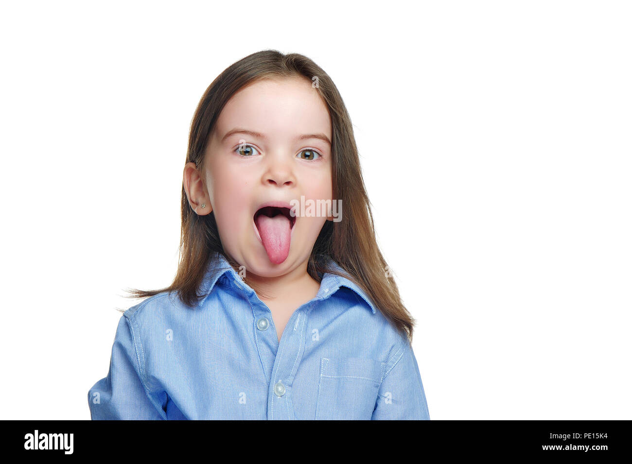 Brünette Mädchen Die Zunge Heraus Gegen Weiße Hintergrund Gestellt 
