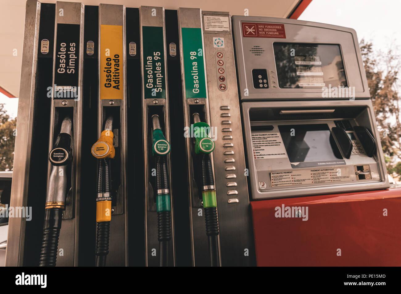 August 6th 2018 Lagos Portugal Nahaufnahme Von Einer Tankstelle Diesel Und Benzin Pumpen Stockfotografie Alamy