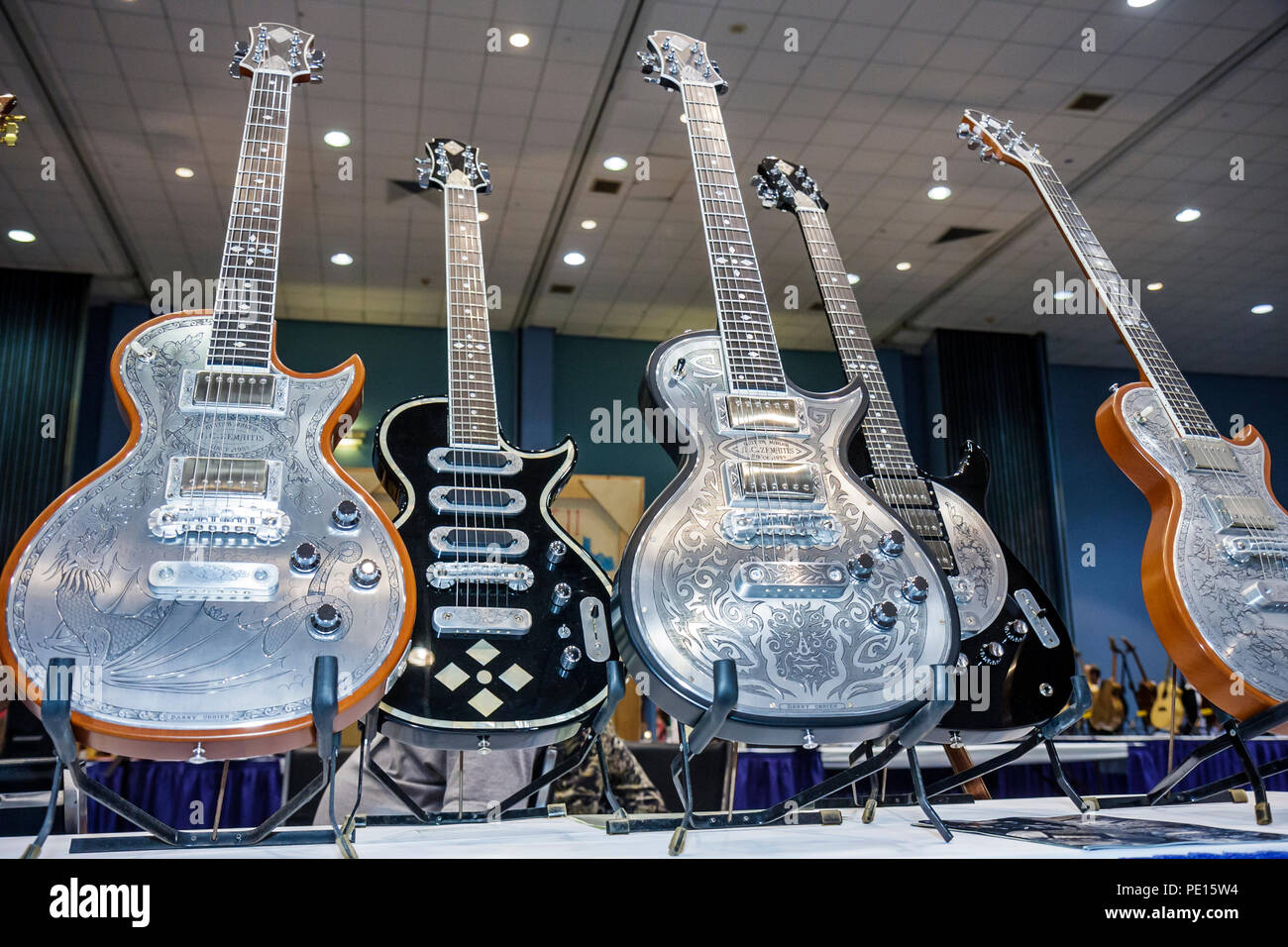 Miami Beach Florida, Convention Center, Zentrum, Newport Guitar Festival, Festivals Messe, Show, Musikinstrument, Instrumente, verkaufen, kaufen, Verkäufer Stand Stockfoto