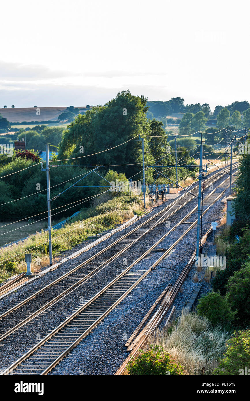 Leere Fußgängerzone Metal Bridge erhöhten Laufsteg über britische Eisenbahn Stockfoto