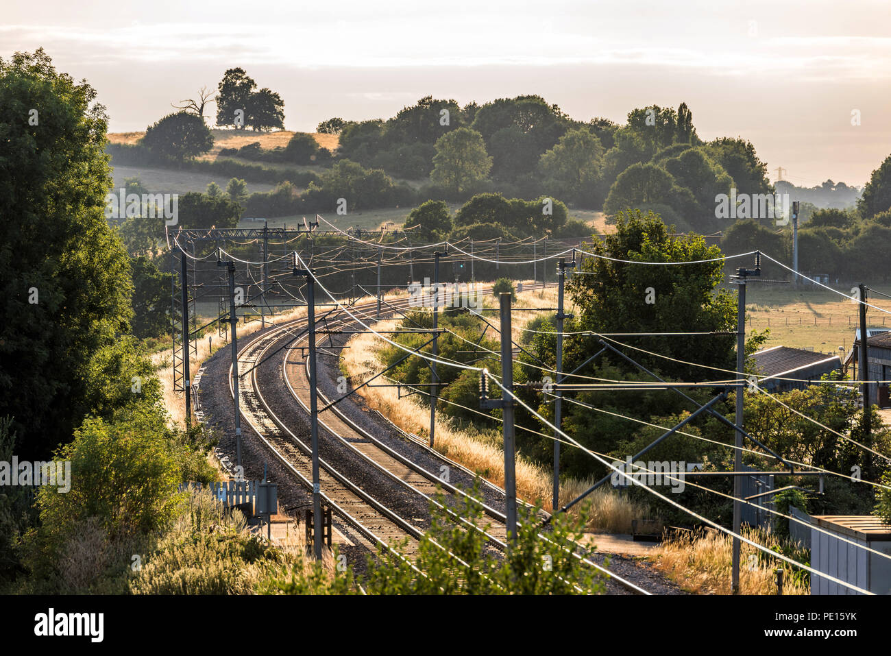 Leere Fußgängerzone Metal Bridge erhöhten Laufsteg über britische Eisenbahn Stockfoto