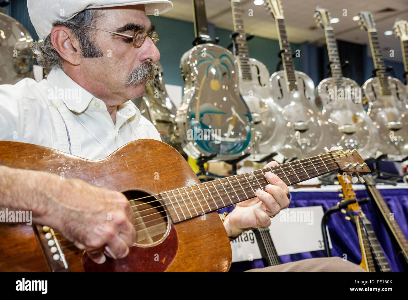 Florida, Miami Beach Convention Center, Zentrum, Newport Guitar Festival, Festivalmesse, Show, Musikinstrument, Instrumente, kaufen, Verkäufer, Stall Stockfoto