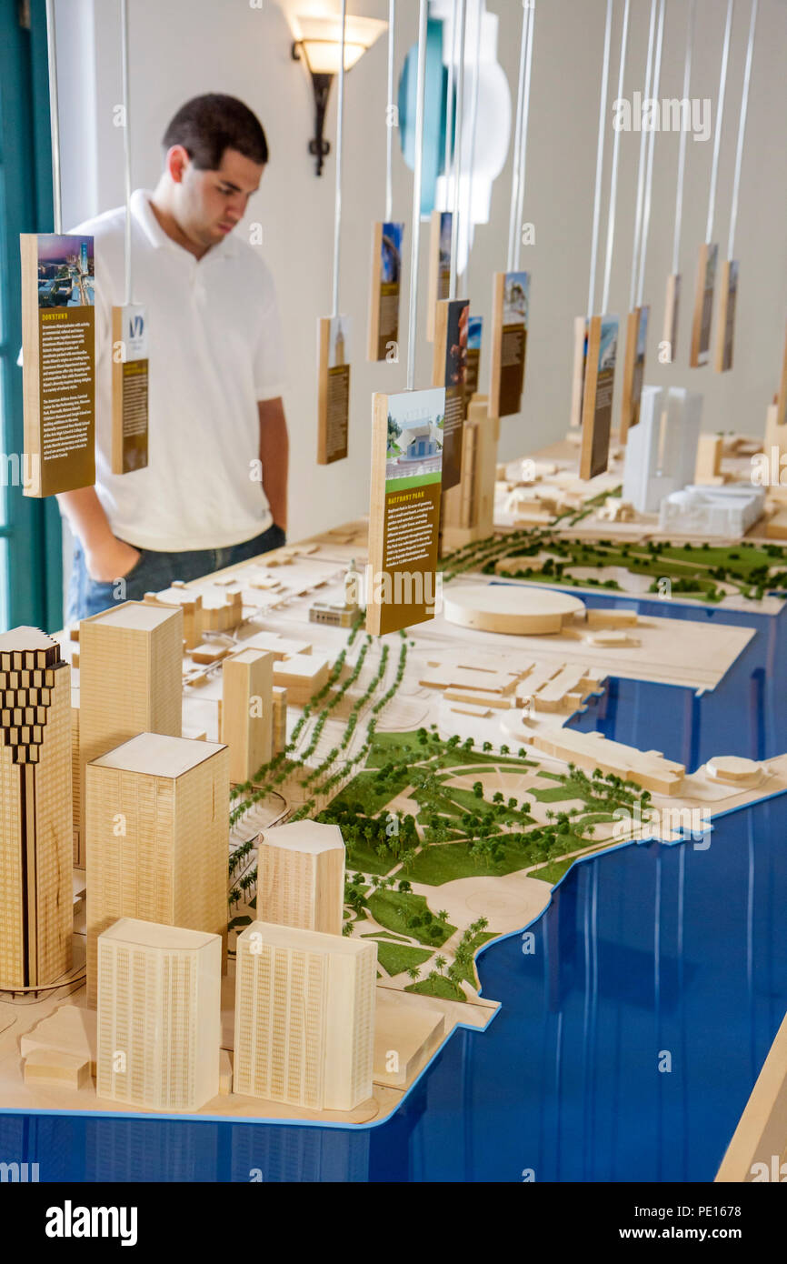 Miami Florida, Freedom Tower, hispanischer Mann Männer männlich, junger Erwachsener, Studenten, Architekturmodell, Innenstadt von Miami, Zukunft, Stadtplanung, r Stockfoto