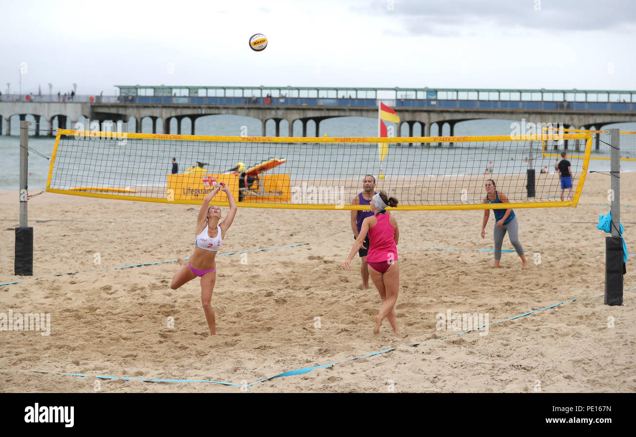 Menschen Spielen Beachvolleyball Am Strand Von Boscombe Fotos Und Bildmaterial In Hoher 0991