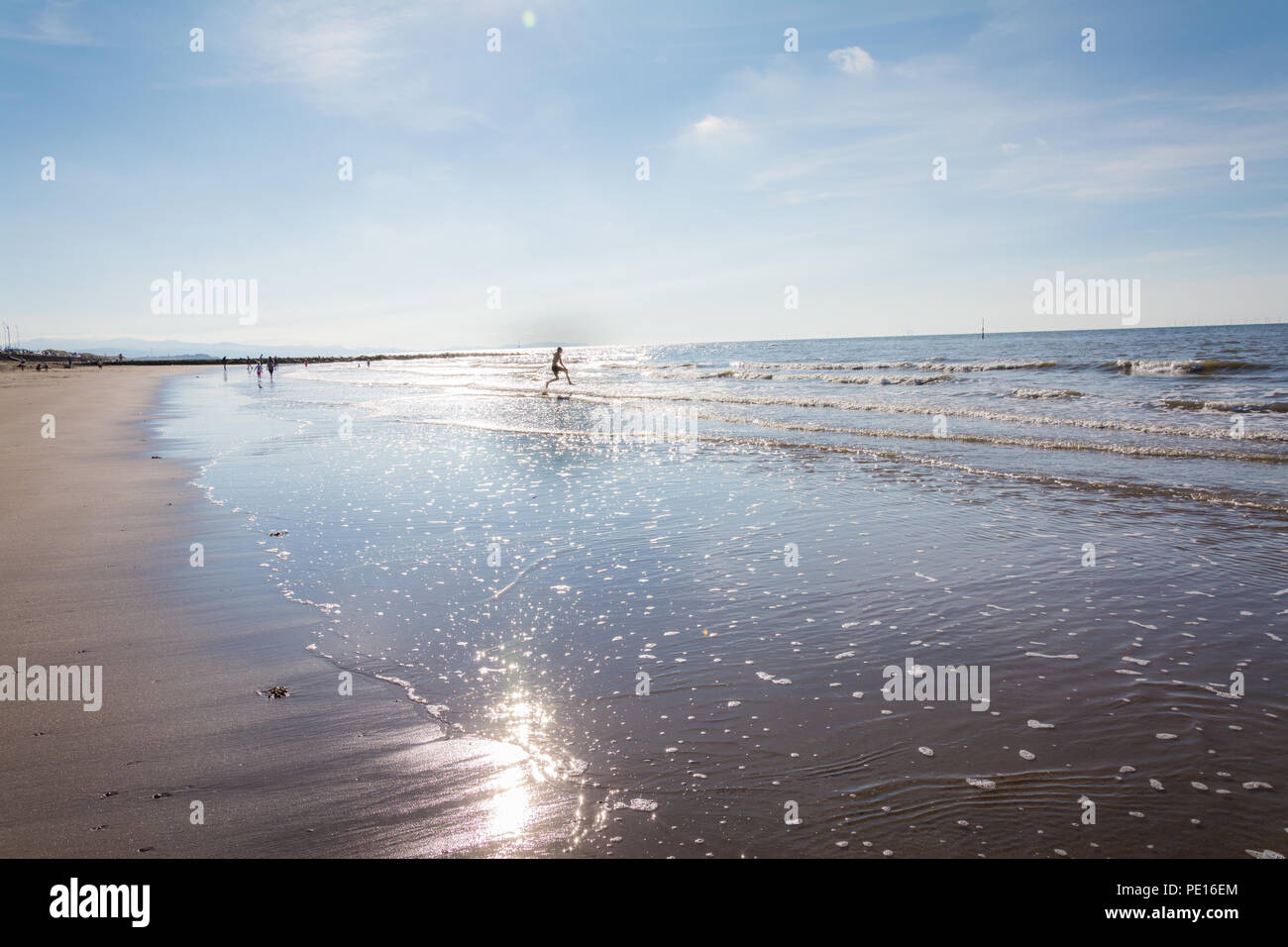 Die bunten Einrichtungen entlang der zentralen Strandpromenade in Prestatyn, North Wales, UK. Während der Sommerhitze, 2018 übernommen. Gut für den Tourismus Themen Stockfoto