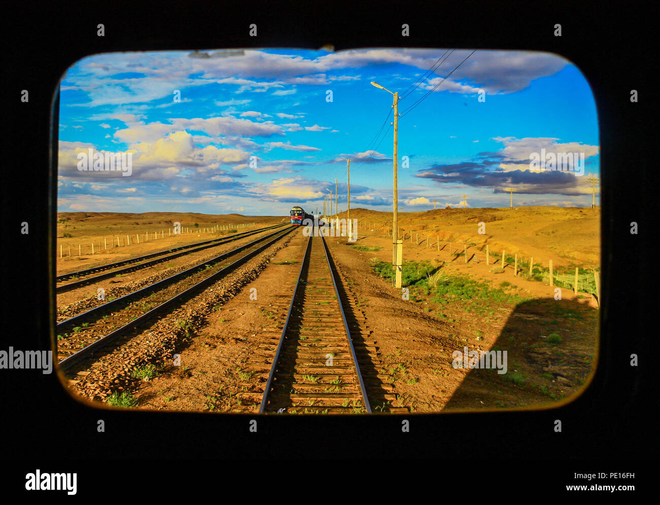 Die Gobi, Mongolei von Süden kommend, die Transmongolische Eisenbahn