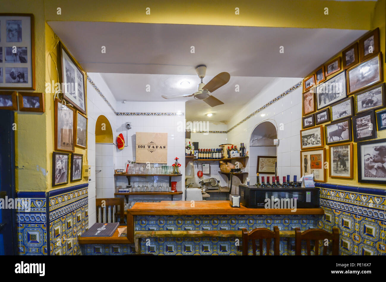Cordoba, Spanien - 13. Juli 2018: Einrichtung des Stierkampfes themed Tapas Bar in der Altstadt von Cordoba Stockfoto