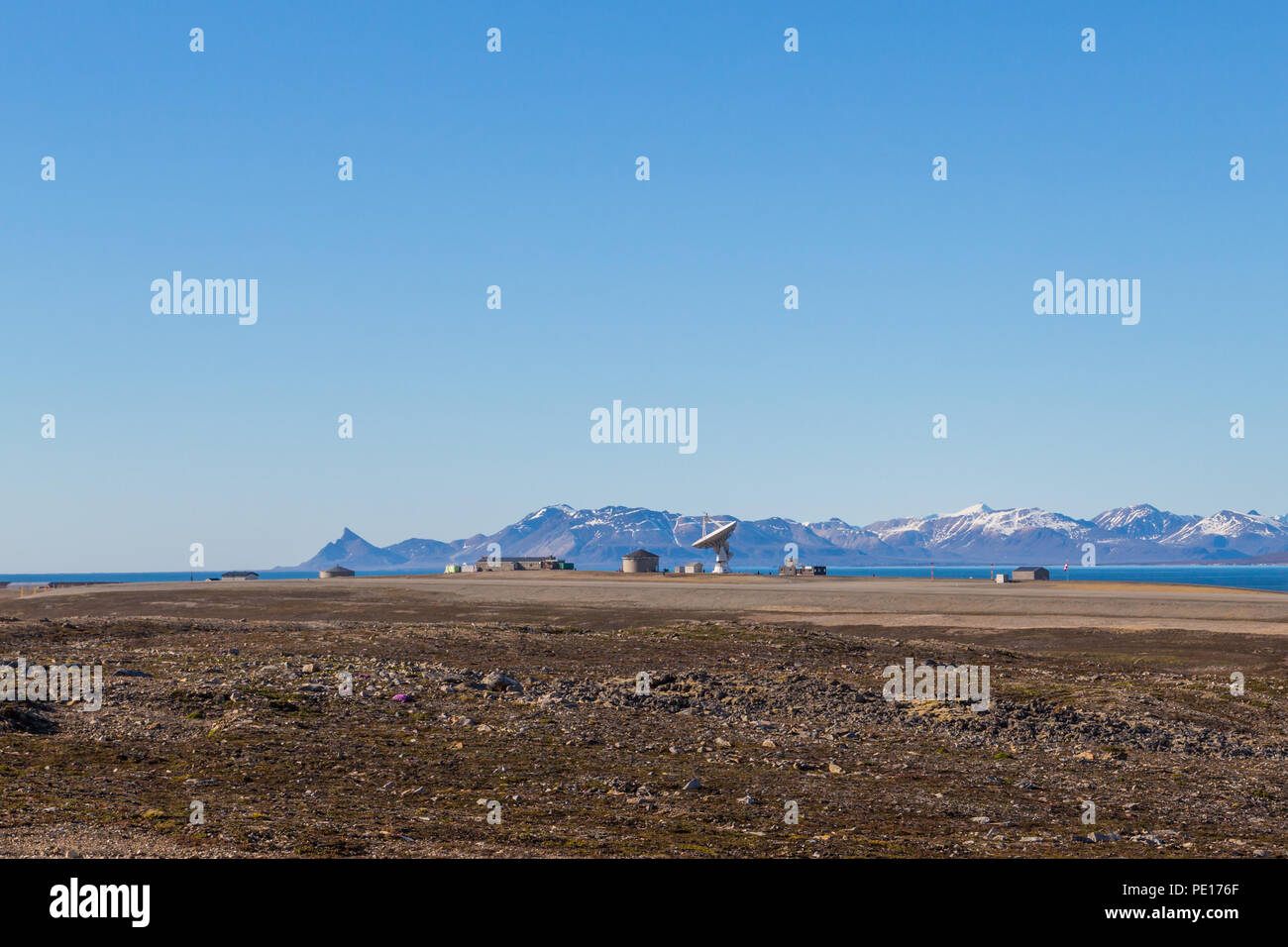 Satellitenschüssel in Ny Alesund, Svalbard, Spitzbergen, blauen Himmel, Berge, Landschaft Stockfoto