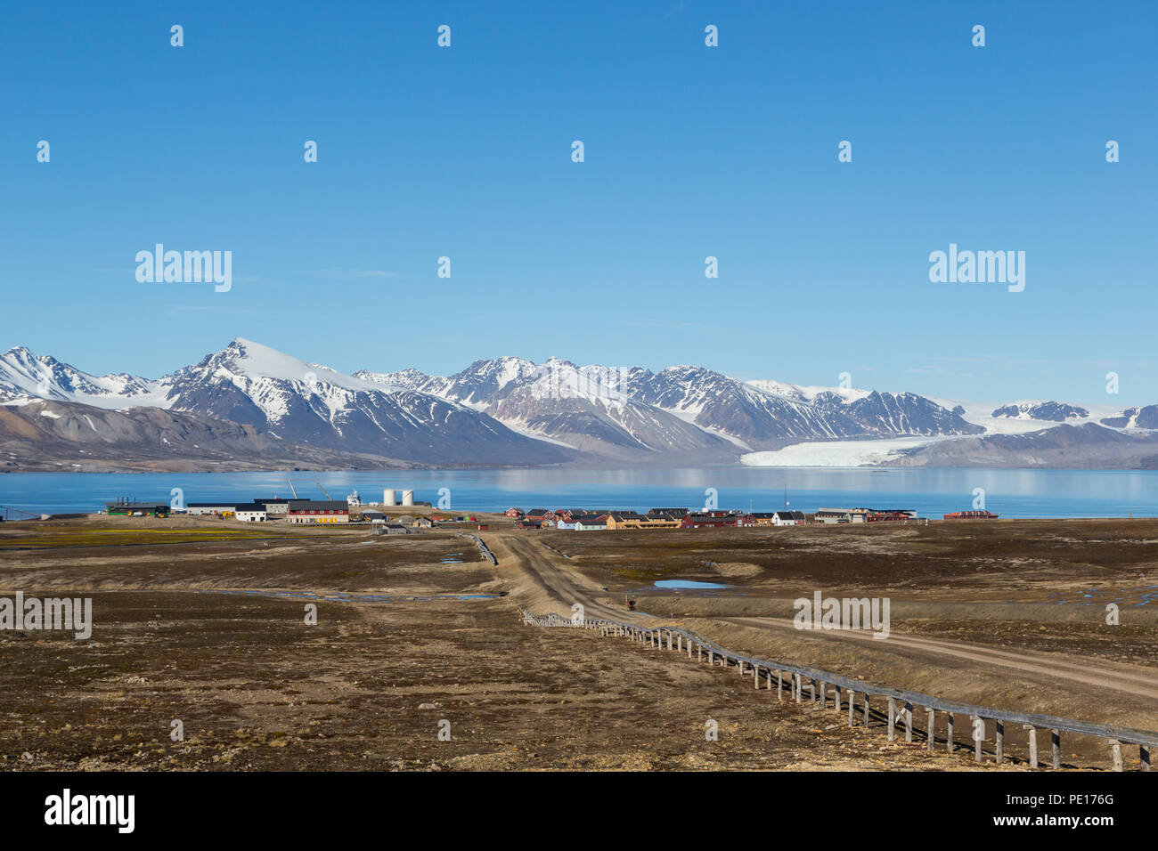 Straße nach Ny Alesund Stadt, Svalbard, Spitzbergen, blauen Himmel, Berge Stockfoto