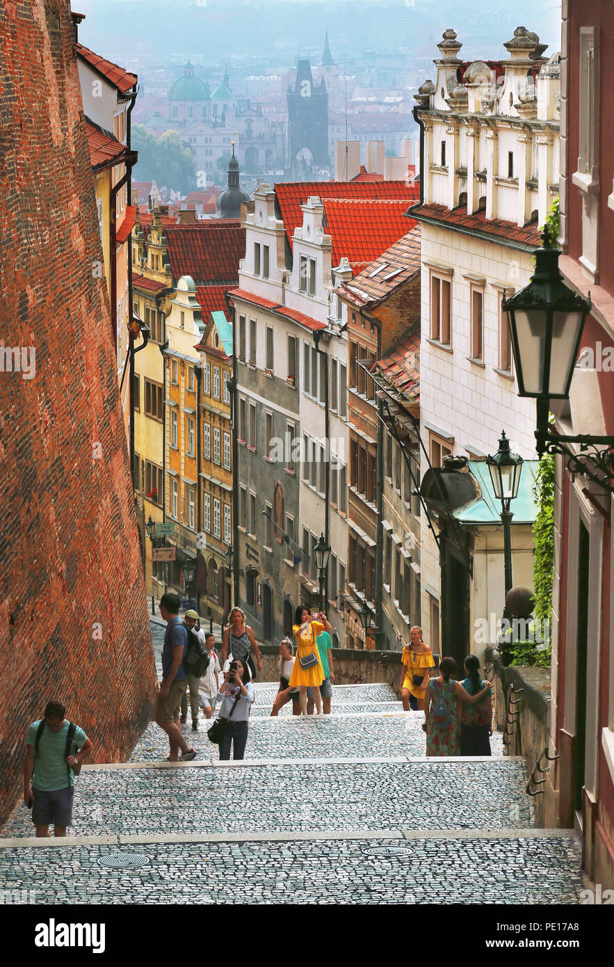 Prag, Tschechische Republik Jun 9, 2018: Eine kleine Straße im Stadtteil Kleinseite (Mala Strana), führt zu der Prager Burg (Prazsky Hrad) Stockfoto