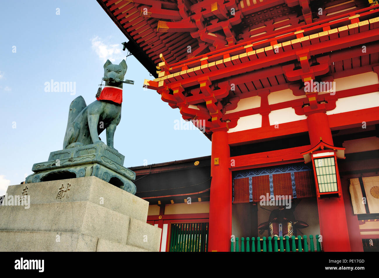 Fox im Fushimi Inari Taisha Shrine zweistöckigen Tor in Kyoto, Japan Stockfoto