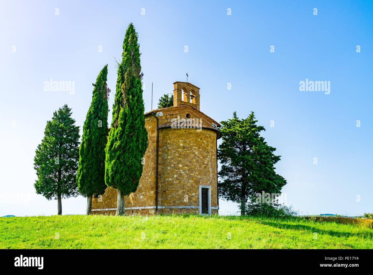 Blick auf die Kapelle der Madonna di Vitaleta oder der Cappella della Madonna di Vitaleta auf dem Hügel in die hügelige Toskana Feld in Valdorcia Provinz o Stockfoto