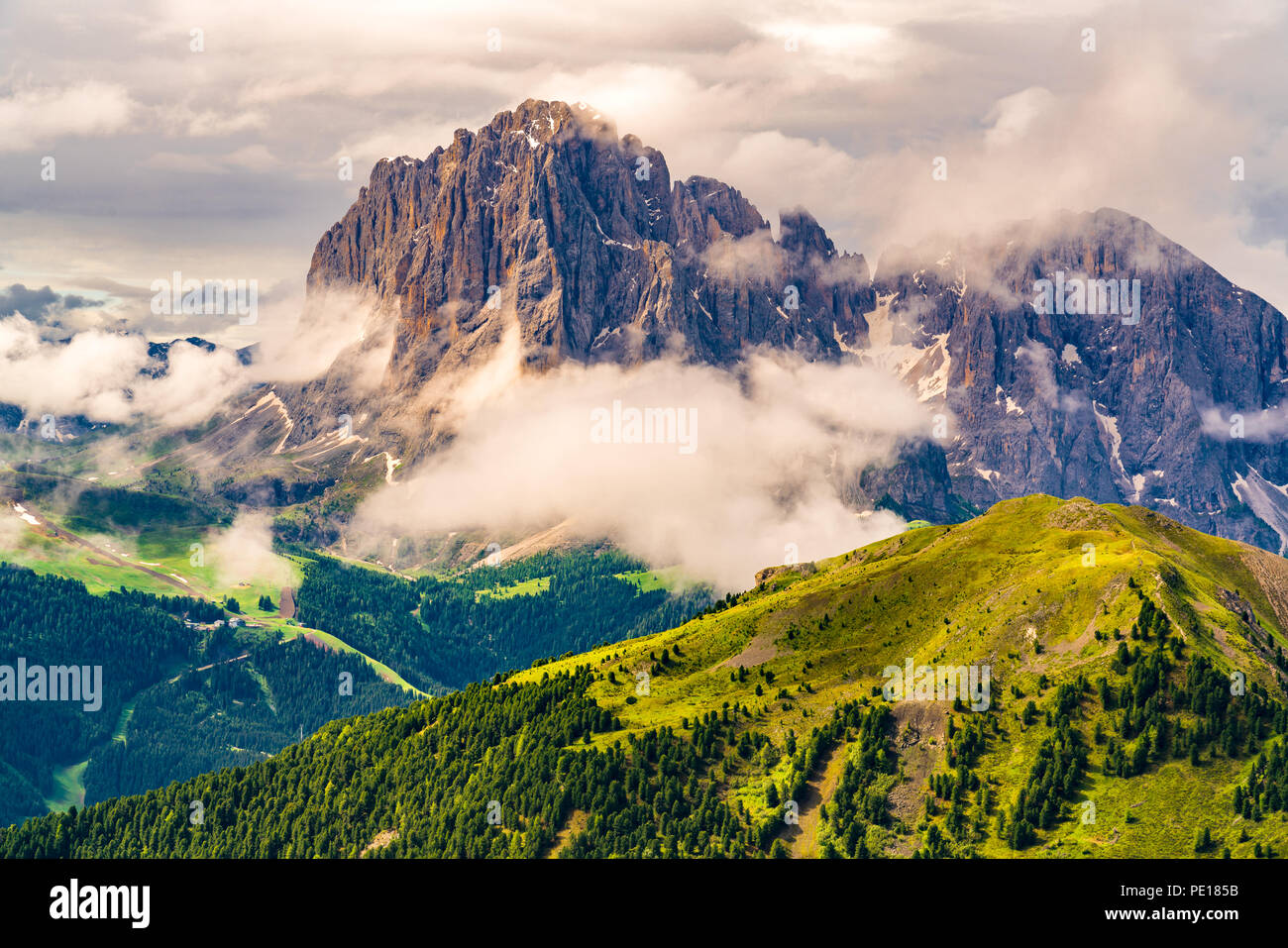 Blick auf die schöne Bergwelt der Dolomiten im Secada Peak in Südtirol, Italien Stockfoto