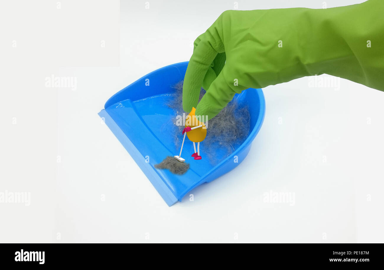 Lustiges 3d Charakter in Tropfenform fegt Schmutz aus einem handfeger. Eine Hand mit einem grünen Gummihandschuh erreicht. 3D-Darstellung Stockfoto