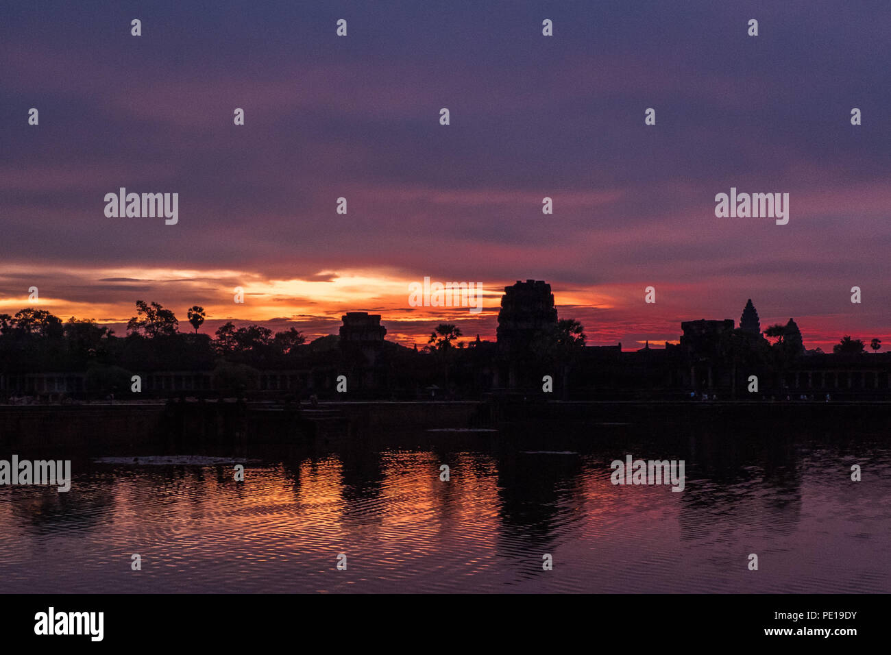 Sonnenaufgang über dem Graben um den Tempel Angkor Wat, das größte religiöse Monument der Welt - in der Nähe von Siem Reap, Kambodscha Stockfoto