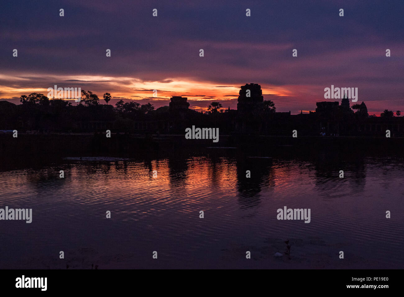 Sonnenaufgang über dem Graben um den Tempel Angkor Wat, das größte religiöse Monument der Welt - in der Nähe von Siem Reap, Kambodscha Stockfoto
