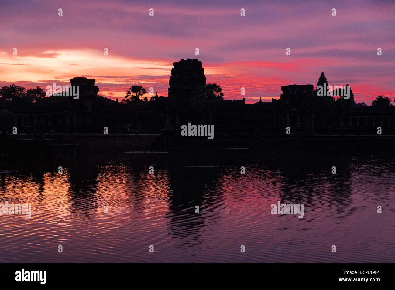 Sonnenaufgang über dem Graben um den Tempel Angkor Wat, das größte religiöse Monument der Welt - in der Nähe von Siem Reap, Kambodscha Stockfoto