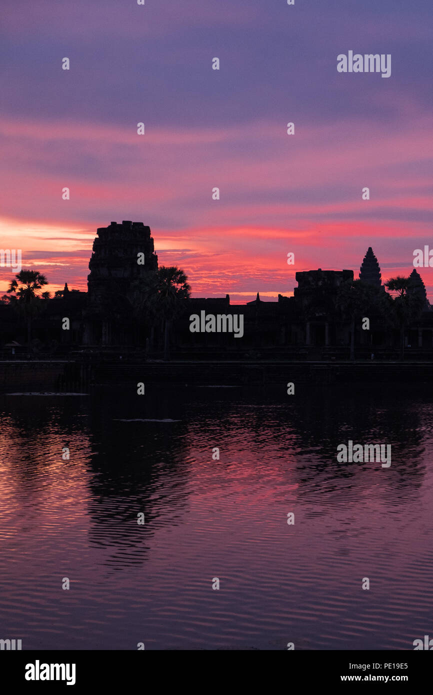 Sonnenaufgang über dem Graben um den Tempel Angkor Wat, das größte religiöse Monument der Welt - in der Nähe von Siem Reap, Kambodscha Stockfoto