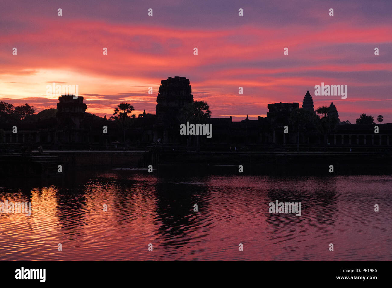 Sonnenaufgang über dem Graben um den Tempel Angkor Wat, das größte religiöse Monument der Welt - in der Nähe von Siem Reap, Kambodscha Stockfoto