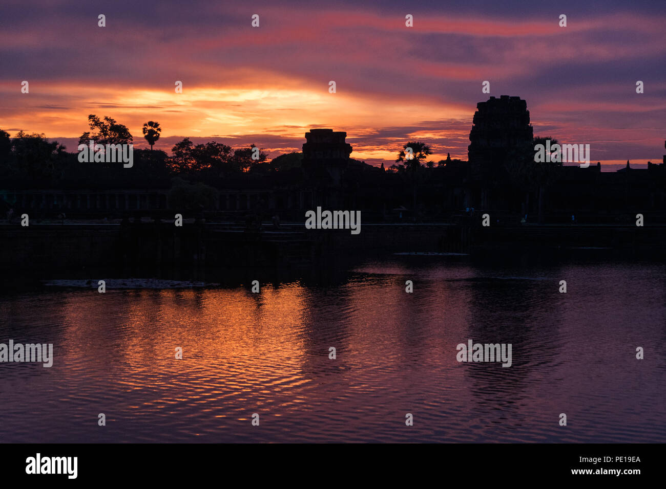 Sonnenaufgang über dem Graben um den Tempel Angkor Wat, das größte religiöse Monument der Welt - in der Nähe von Siem Reap, Kambodscha Stockfoto