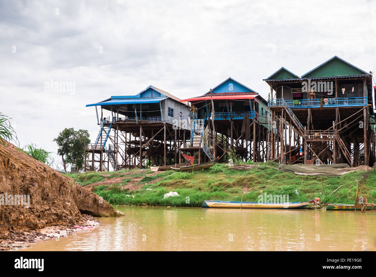 Kampong Phluk, einer der Kambodscha" schwimmender Dörfer" der Tonle Sap, während der trockenen Jahreszeit. Stockfoto