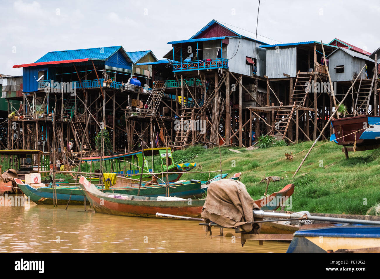 Kampong Phluk, einer der Kambodscha" schwimmender Dörfer" der Tonle Sap, während der trockenen Jahreszeit. Stockfoto