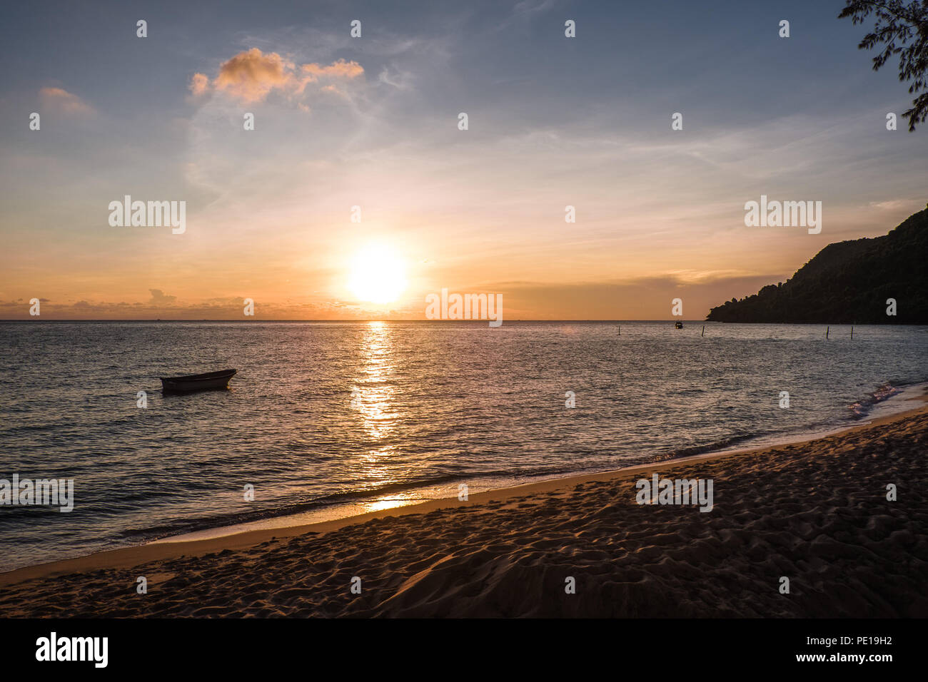 Sonnenuntergang über einem Boot in Sunset Bay, Koh Rong Sanloem, Kambodscha Stockfoto