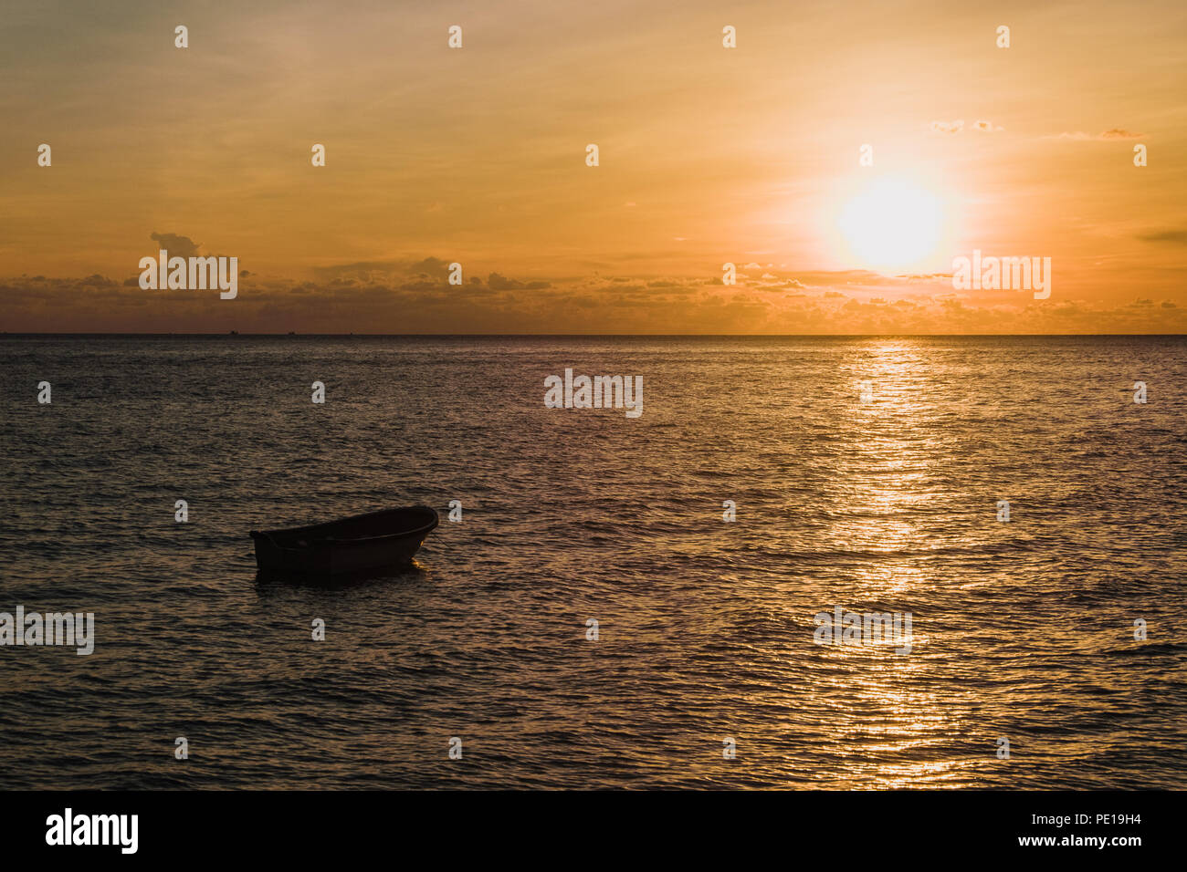 Sonnenuntergang über einem Boot in Sunset Bay, Koh Rong Sanloem, Kambodscha Stockfoto