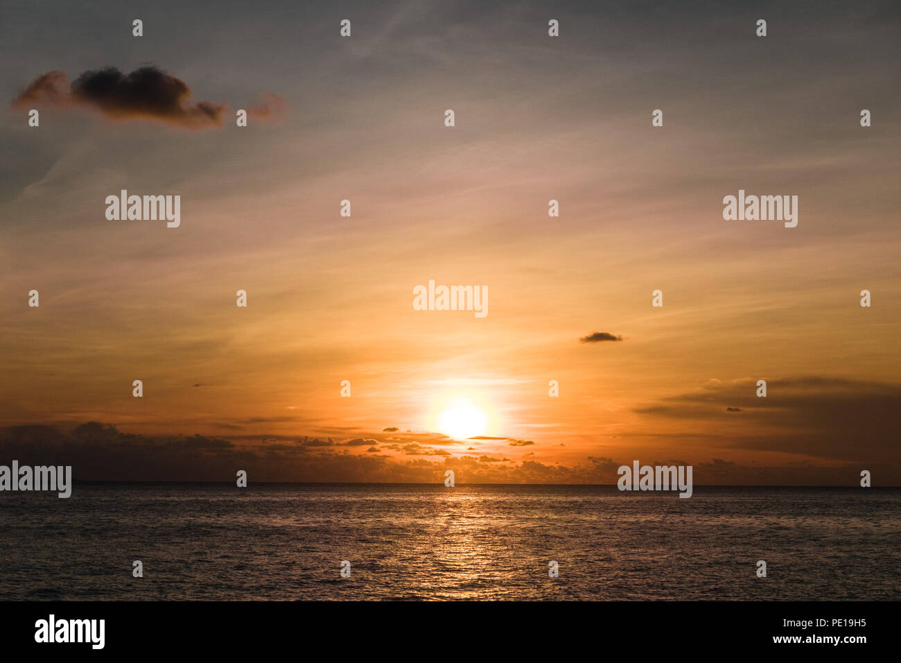 Sonnenuntergang über Sunset Bay, Koh Rong Sanloem, Kambodscha Stockfoto