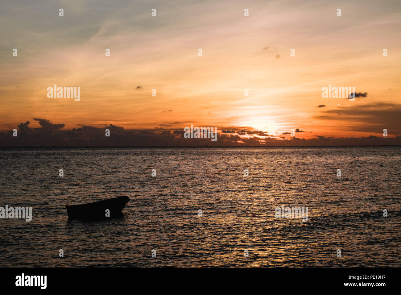 Sonnenuntergang über einem Boot in Sunset Bay, Koh Rong Sanloem, Kambodscha Stockfoto