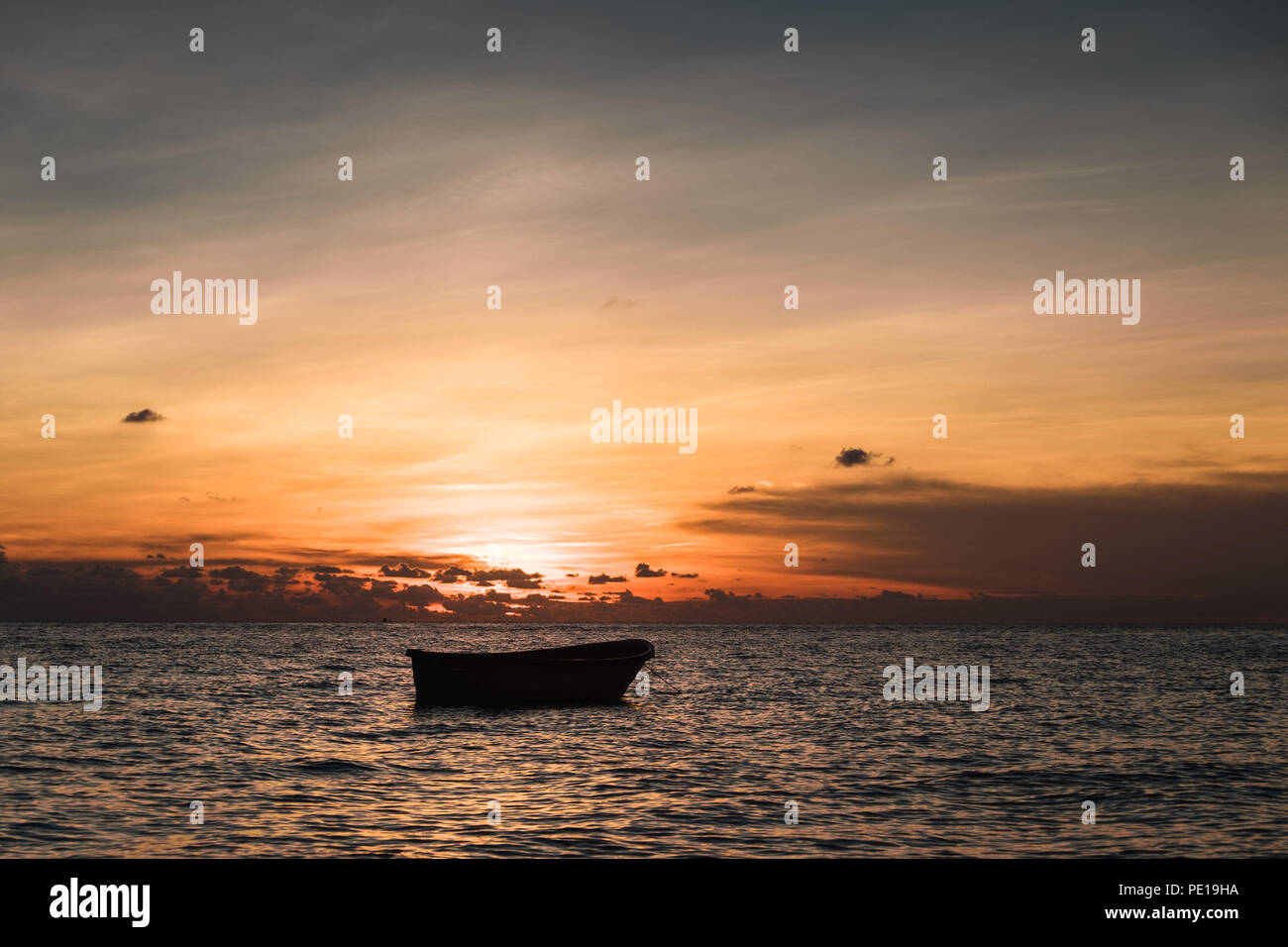 Sonnenuntergang über einem Boot in Sunset Bay, Koh Rong Sanloem, Kambodscha Stockfoto