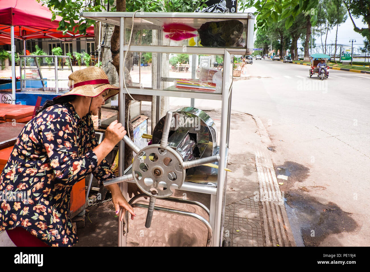 Eine Frau Straßenhändler verkaufen palm Saft in Kampot, Kambodscha Stockfoto