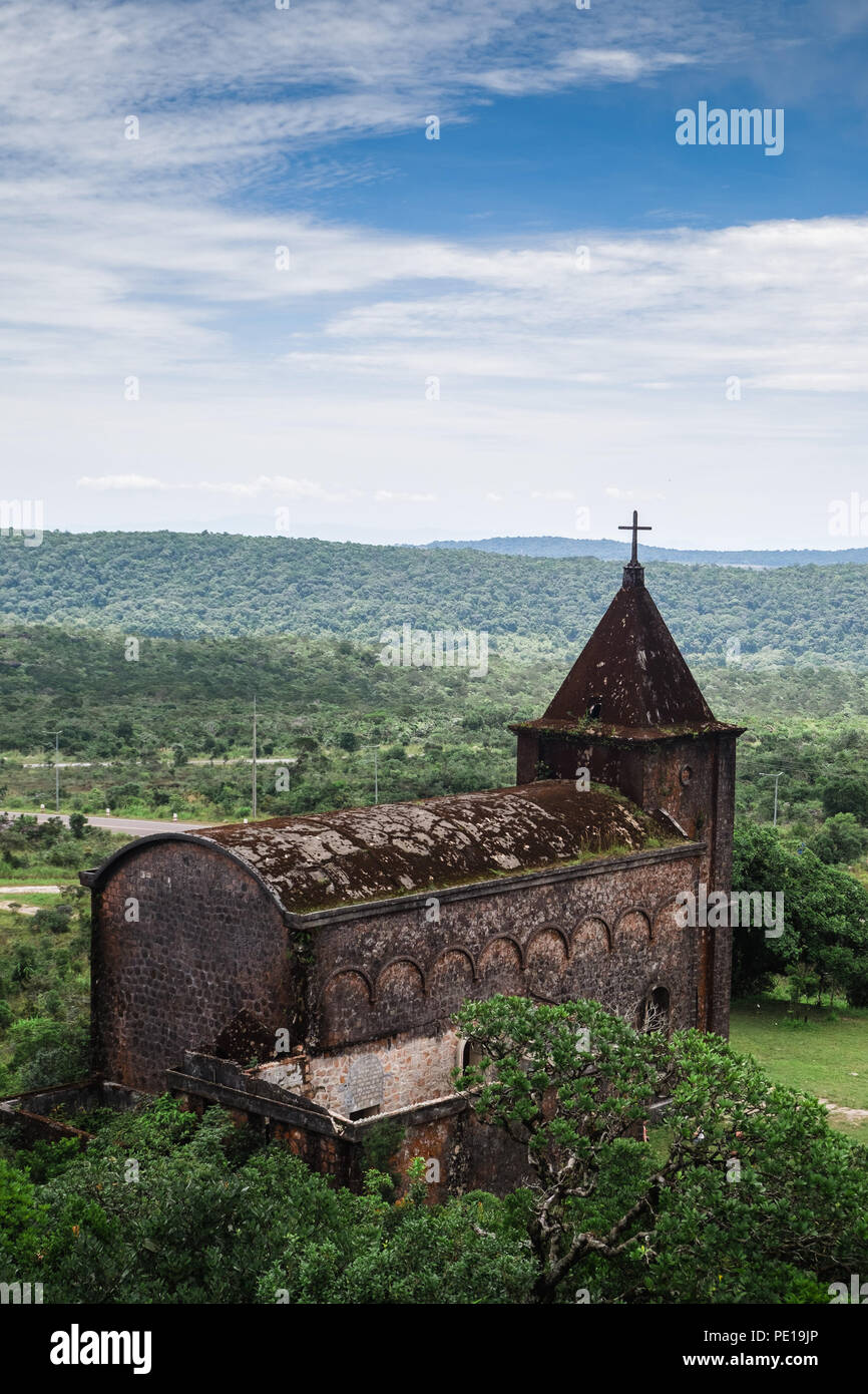 Verlassen der Katholischen Kirche in Bokor Nationalpark in der Nähe von Bramsche, Kambodscha Stockfoto